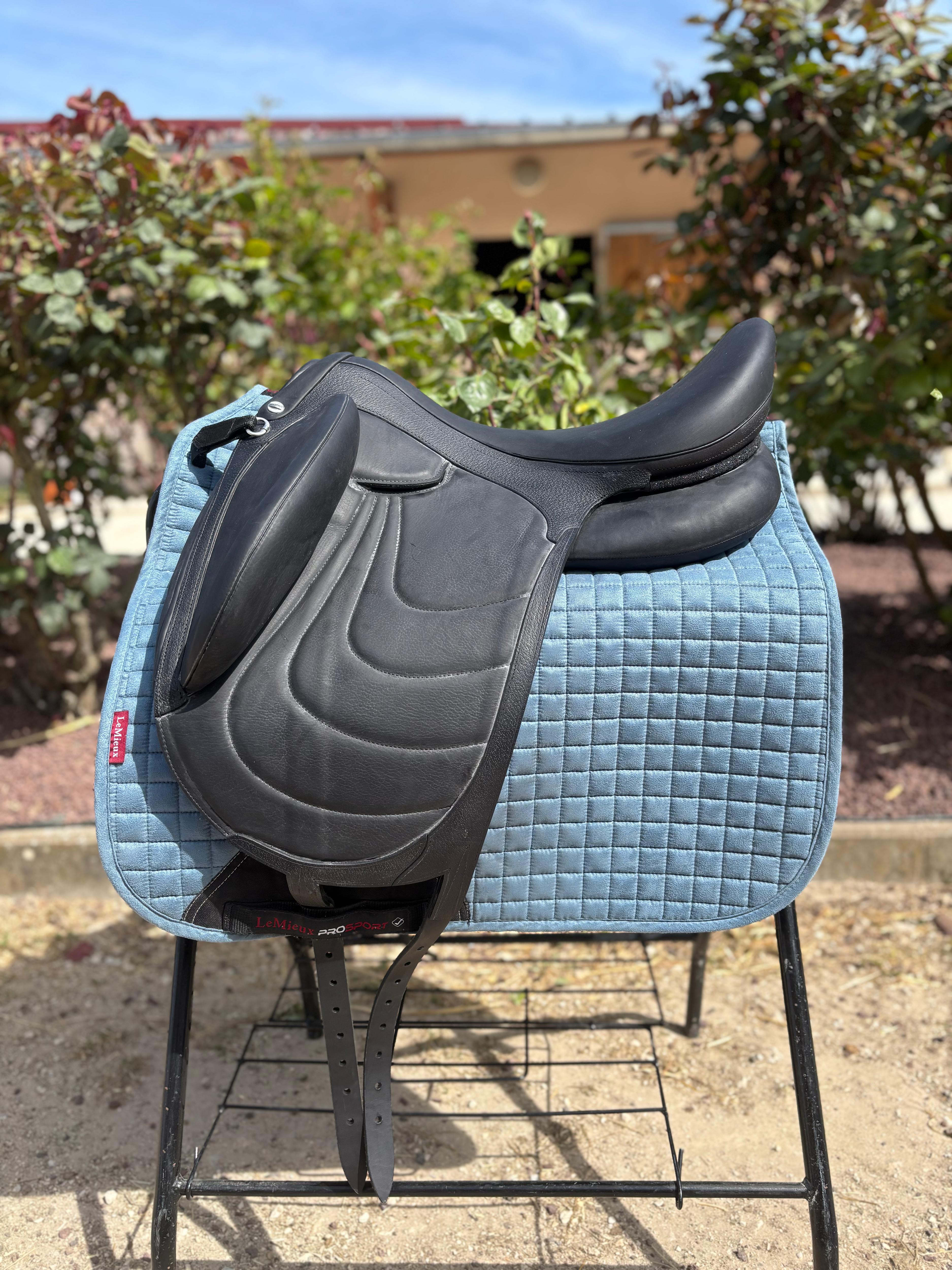 À vendre Selle de dressage Devoucoux Makila Harmonie