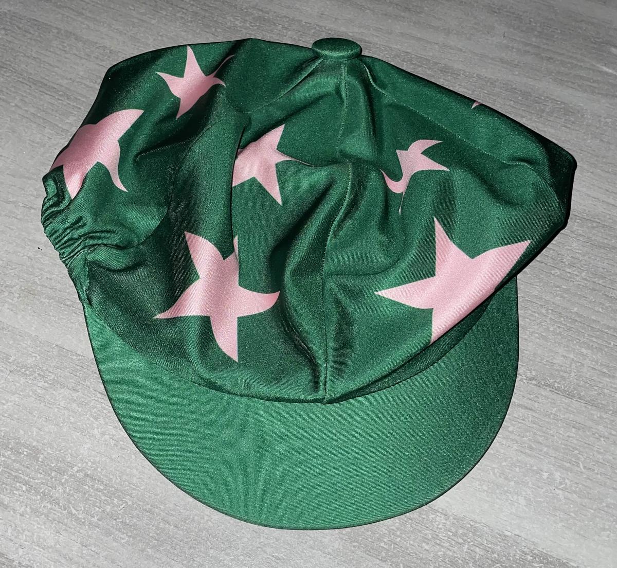 toque cross RaceSafe verte étoiles roses