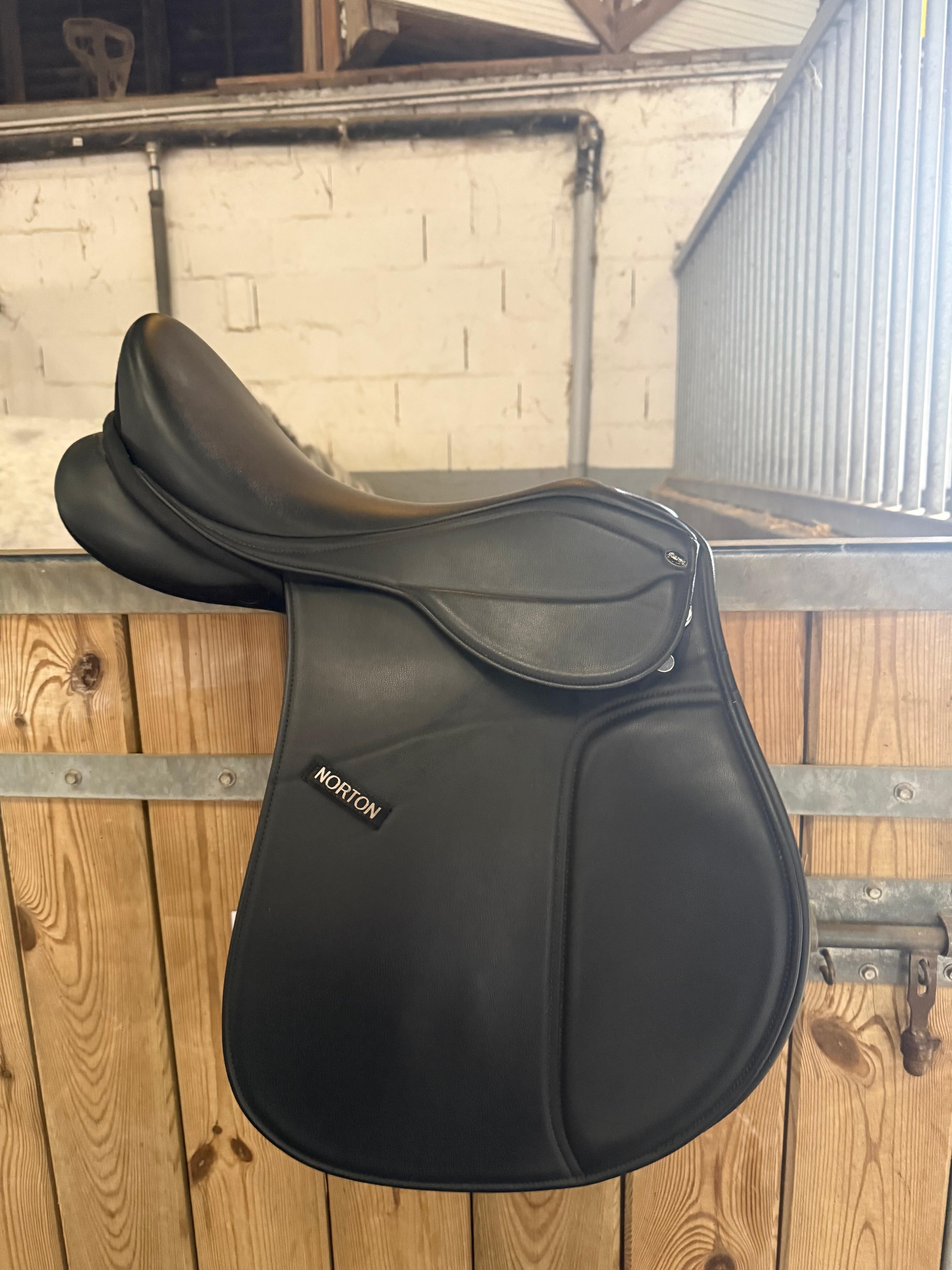 Selle Norton à pad 17" MED - très bon état