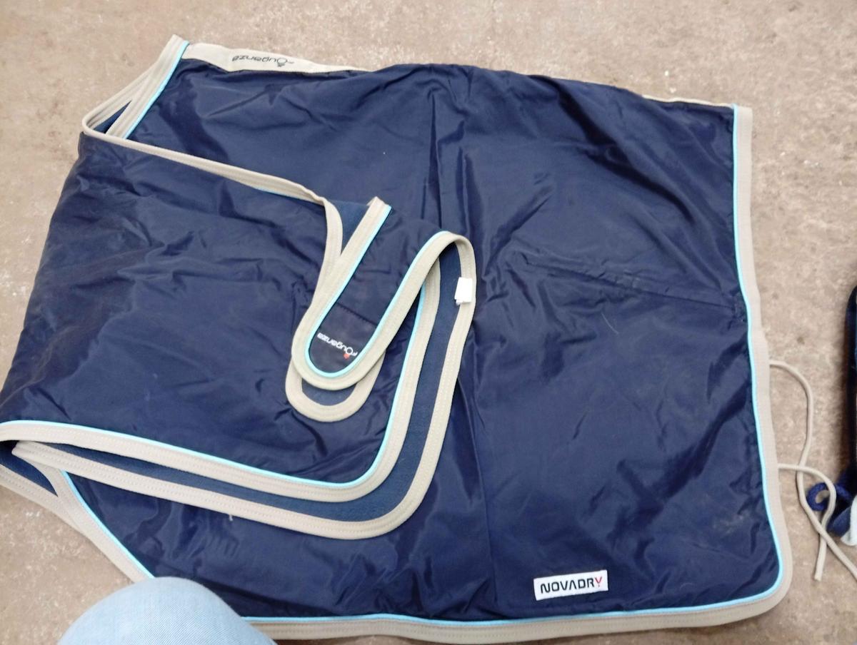 couvre reins bleu marine bordure beige imperméable