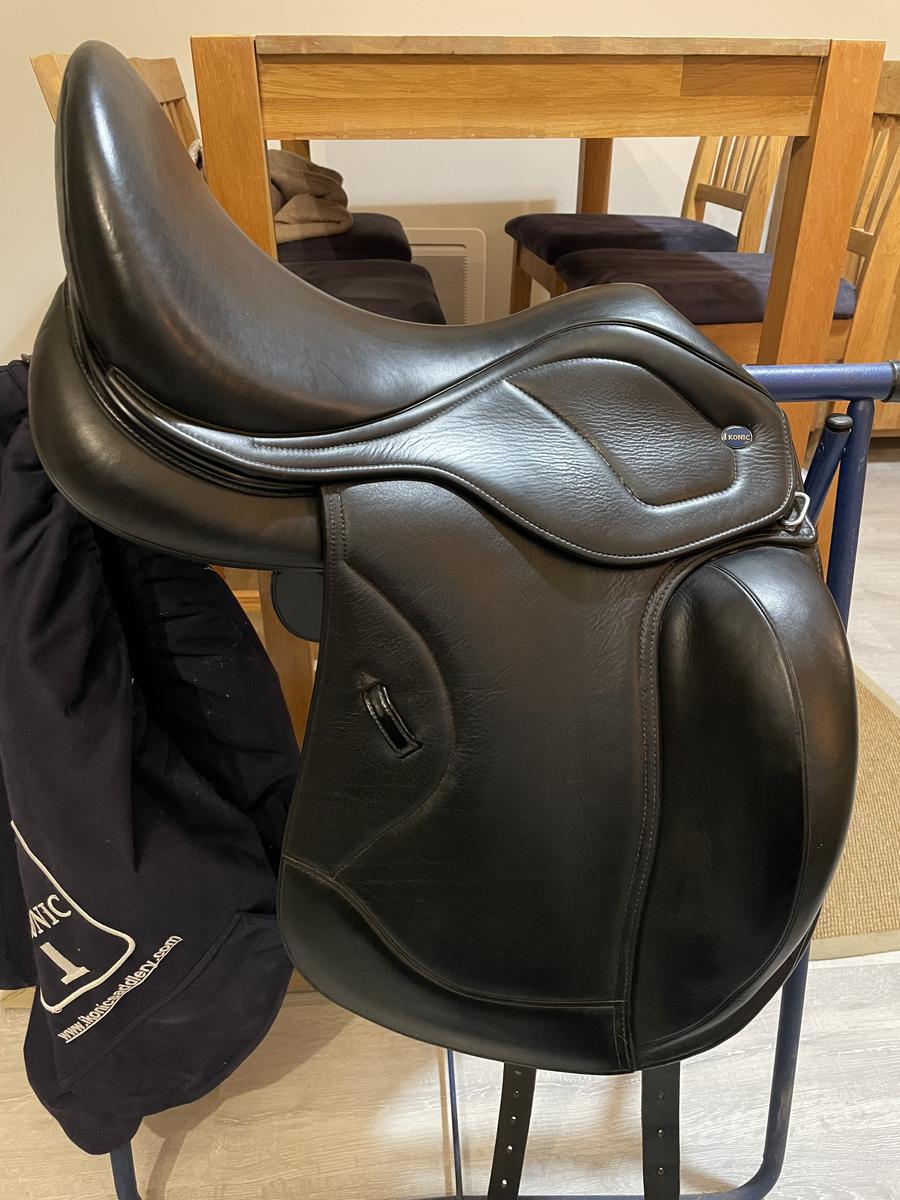 Selle de dressage Ikonic 16,5 pouces