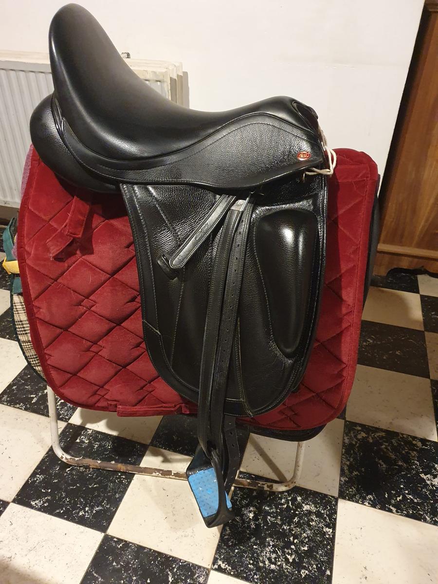 Selle Kent & Masters, modèle compétition, selle dressage 17 pouce, noire