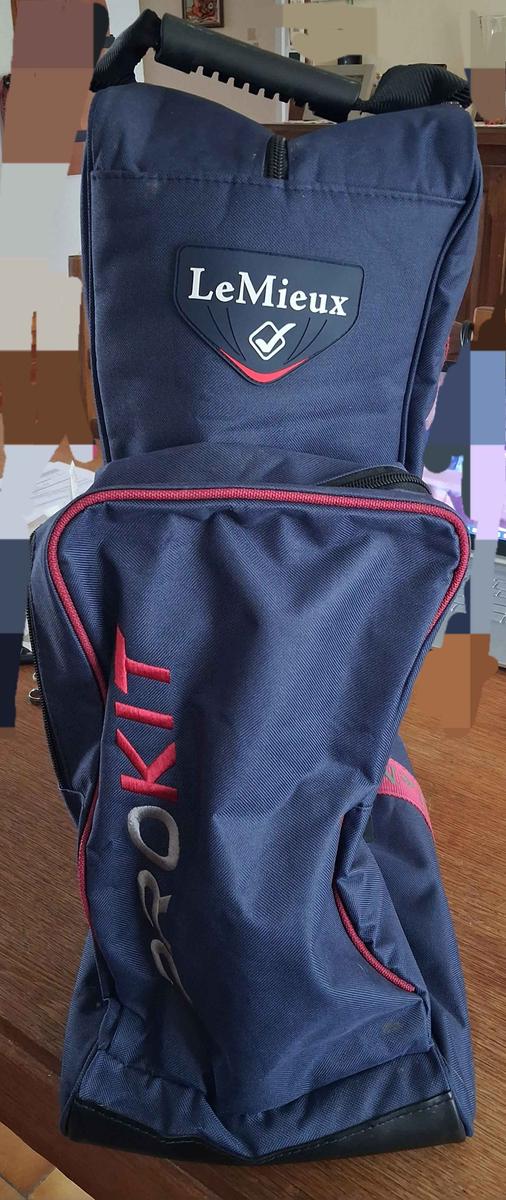 sac à bottes et compartiment pour bombe.