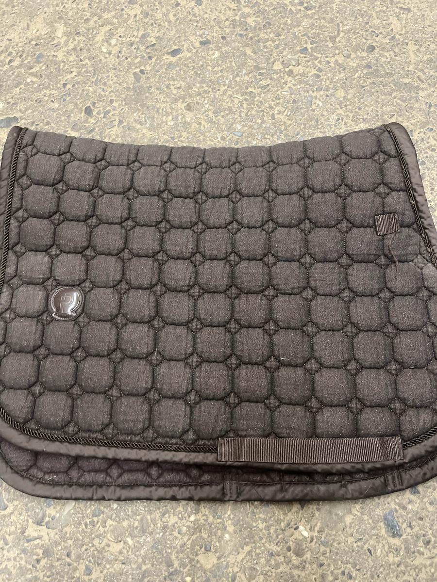 tapis brun à paillettes