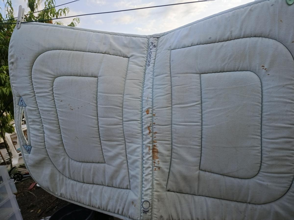 Couverture grise foncée avec bordures bleues claires