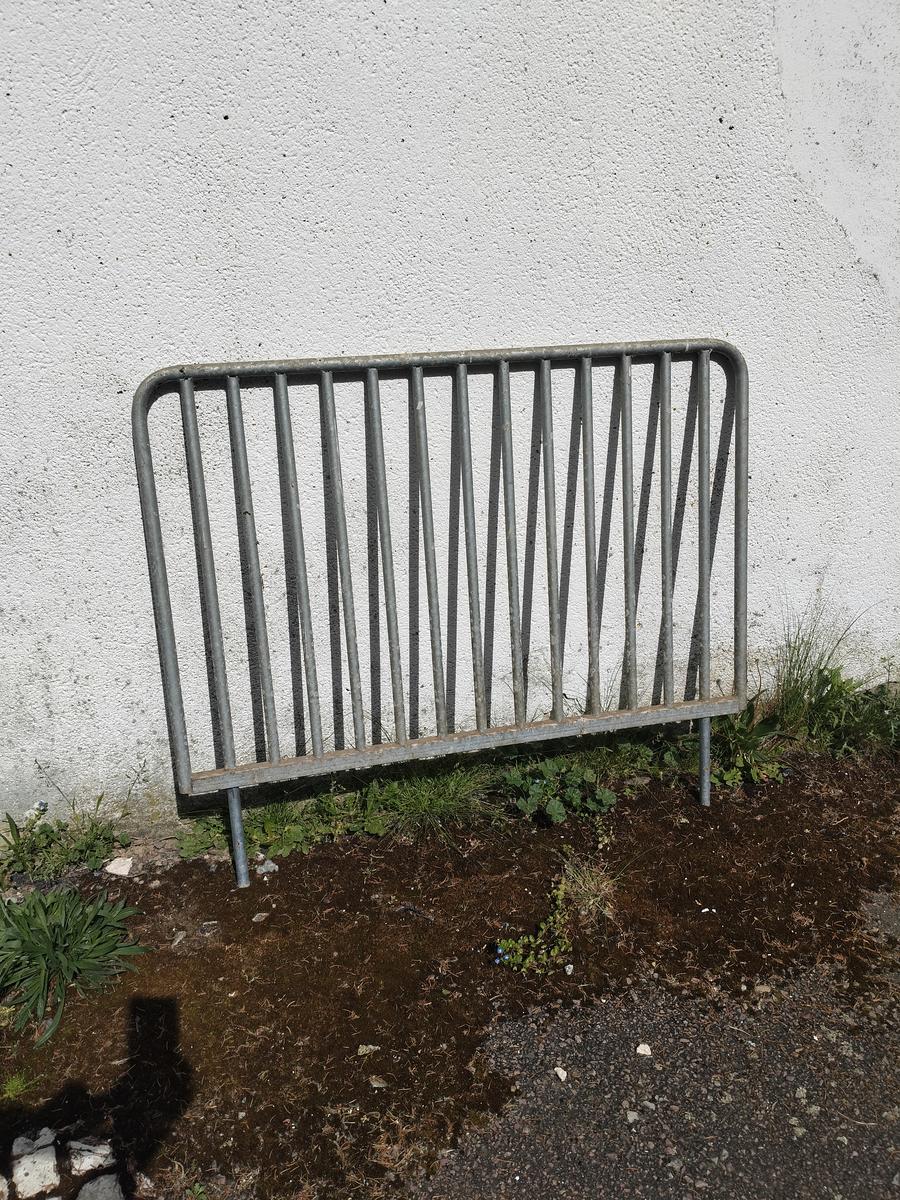 Grille de porte de boxes