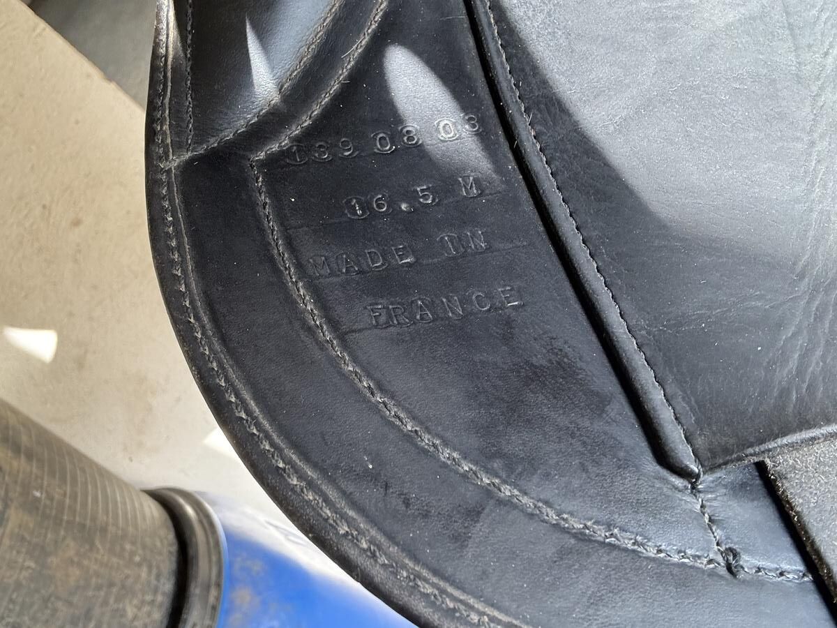 Selle de dressage fleur de lys