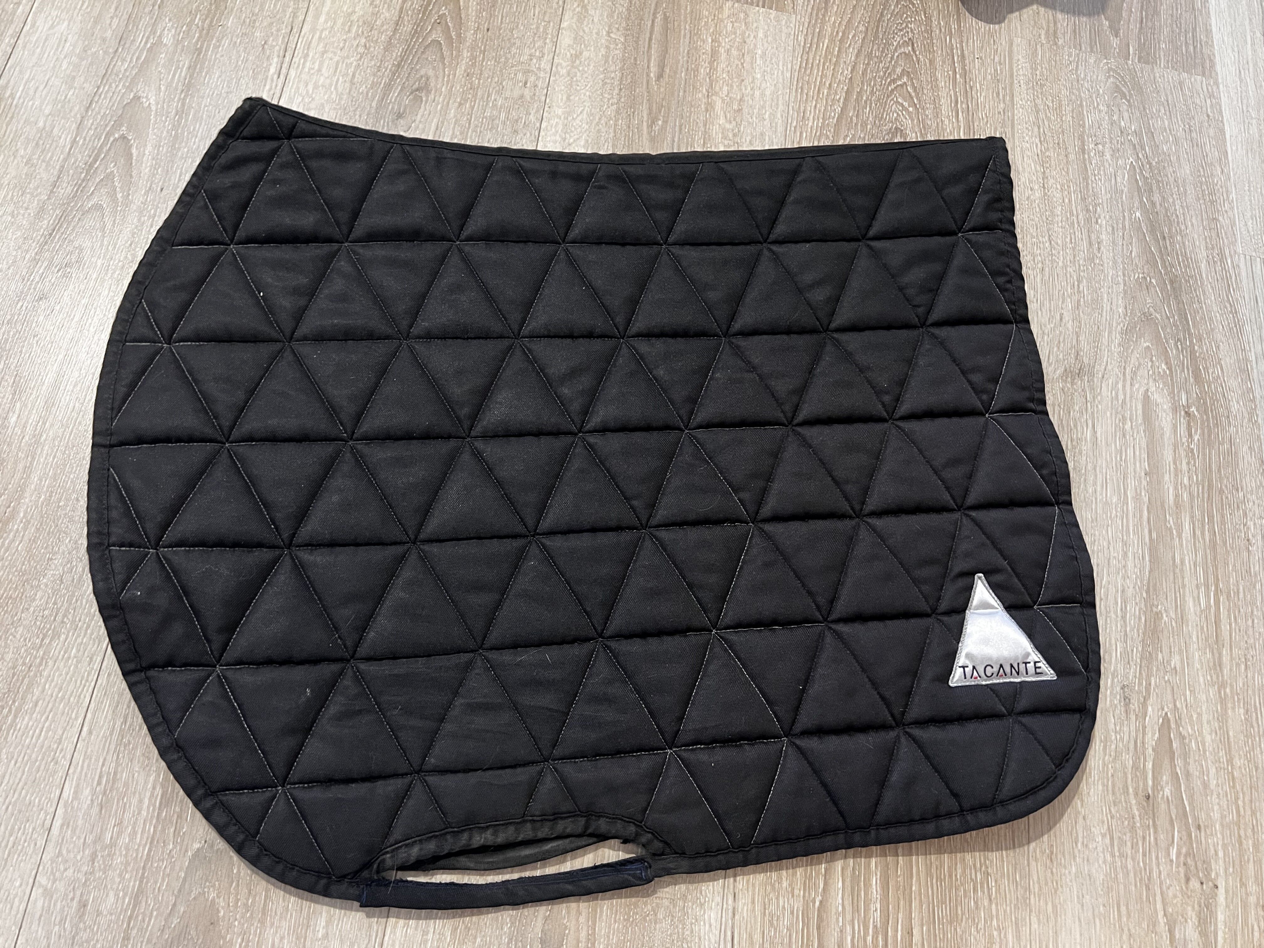 tapis tacante noir
