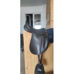 Selle de Dressage Classic Deluxe Low Wither Monoflap - Fairfax Selle de Dressage Classic Deluxe Low Wither Monoflap - Fairfax