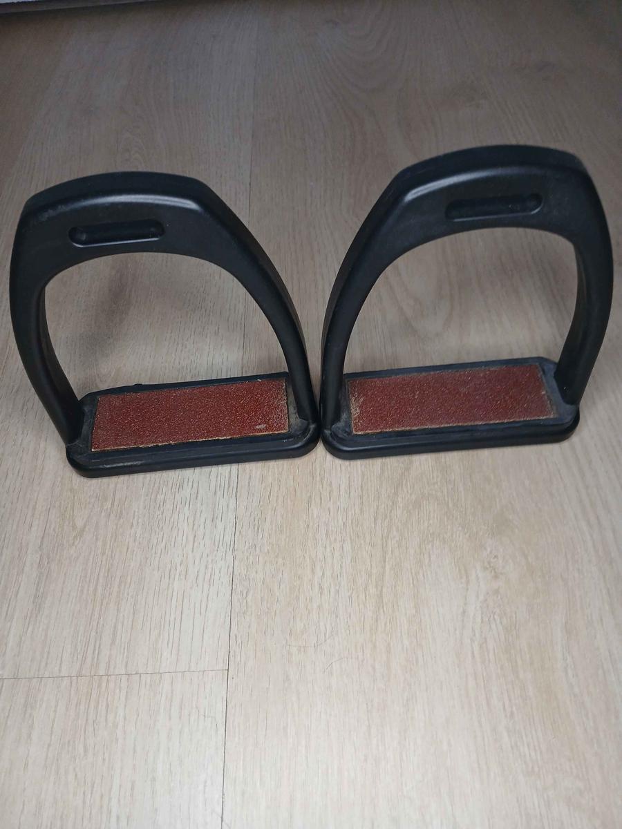 Étriers avec planchés à grip antidérapant