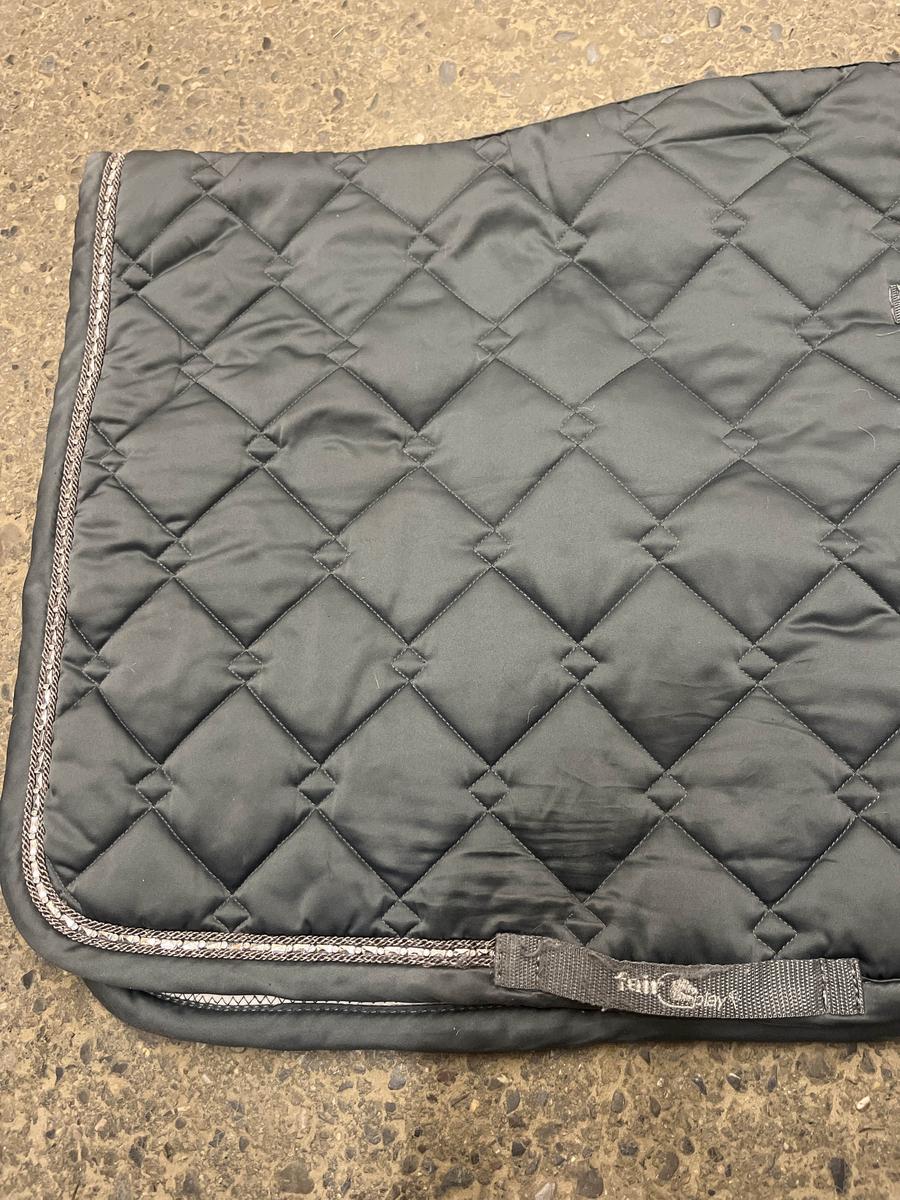 tapis gris à strasses