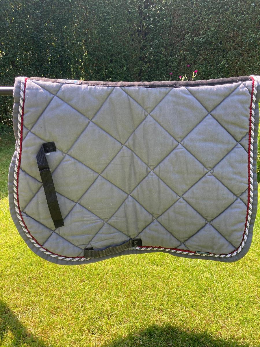 Tapis de selle Equiline – Gris & liseré tressé – Taille Full