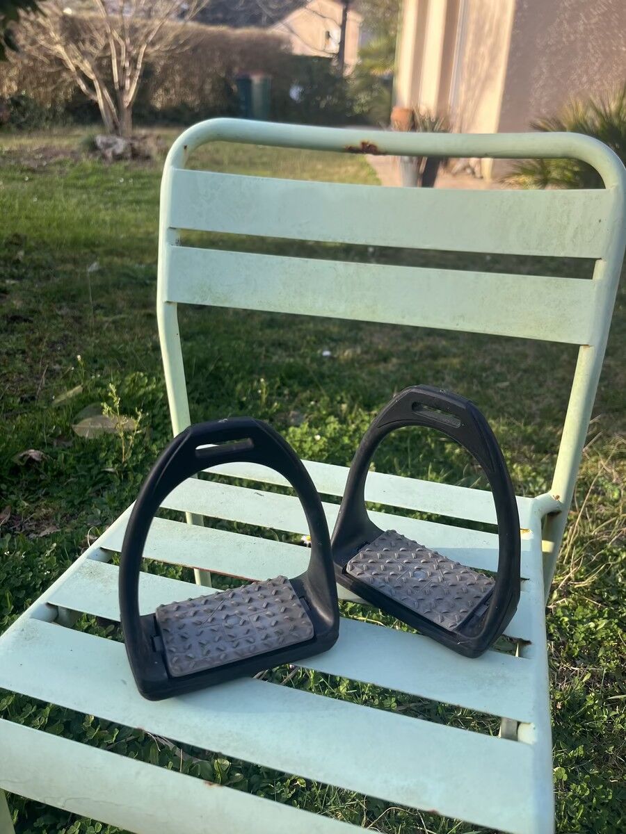 étriers compositi gris et noirs