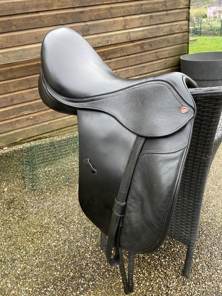 selle de dressage 17pouces