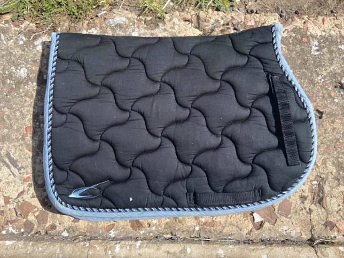 Tapis de selle mixte LamiCell noir FULL - brodé Kéos - excellent état