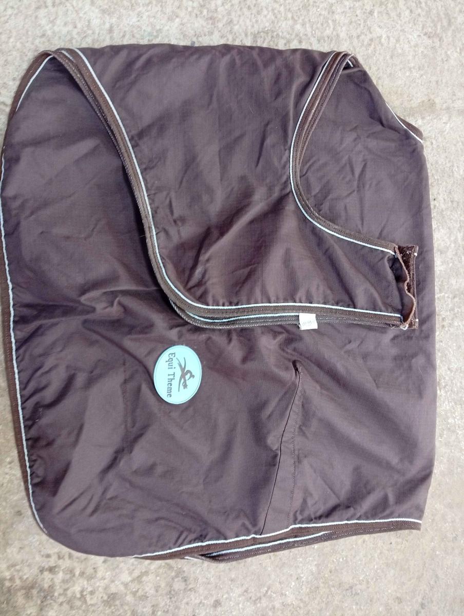 couvre reins imperméable marron logo bleu ciel bordure bleu ciel