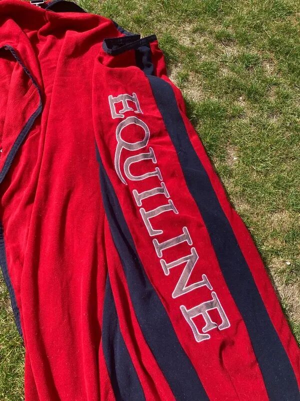 Couverture polaire Equiline rouge – Taille 145 cm