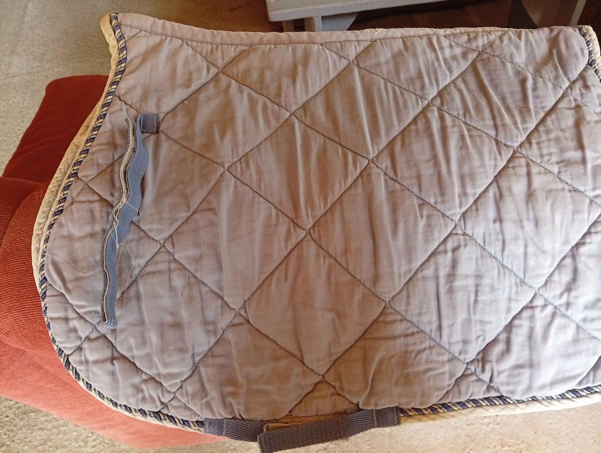 tapis bleu ciel avec liseré bleu marine/bleu ciel/blanc