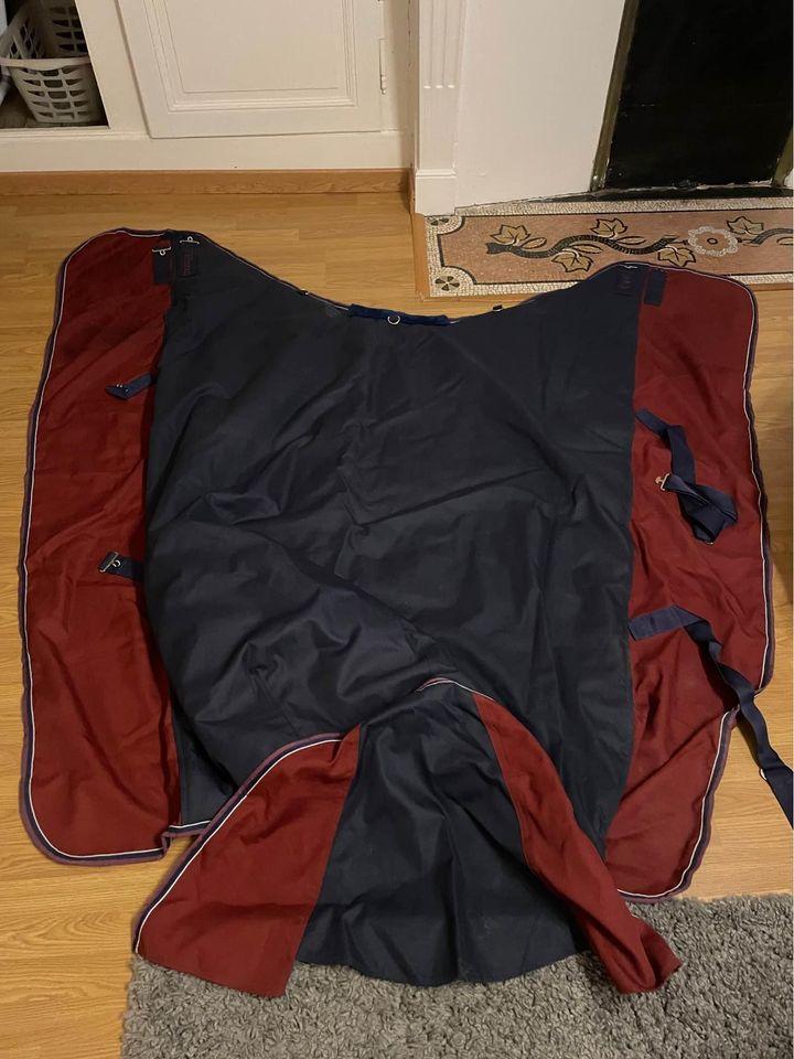 Couverture bordeaux/marine en taille 155 en 450g