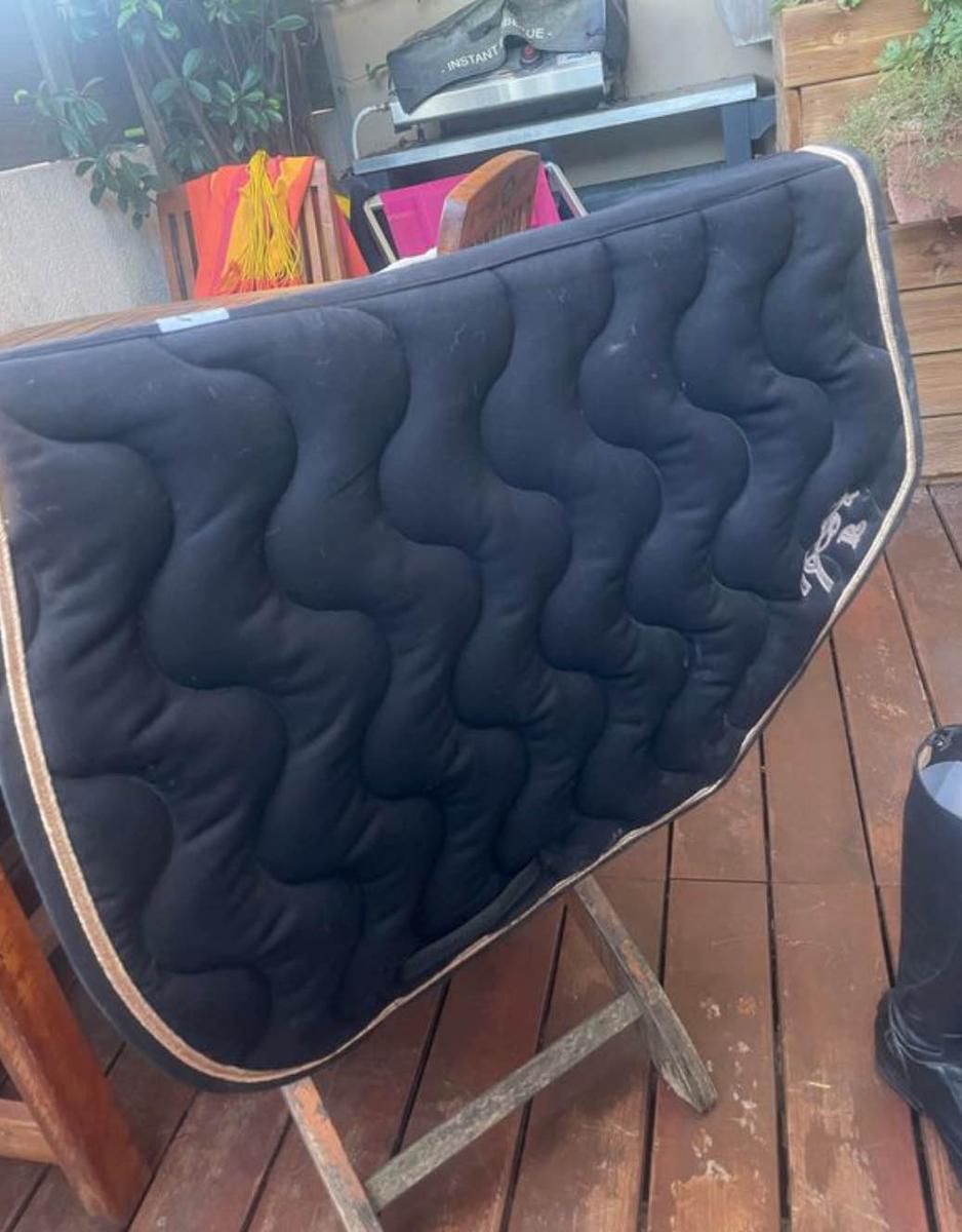 tapis Pénélope noir coupé sport lisere rose gold