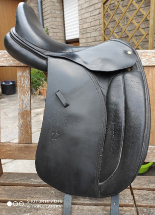 Selle de dressage (17 pouce)