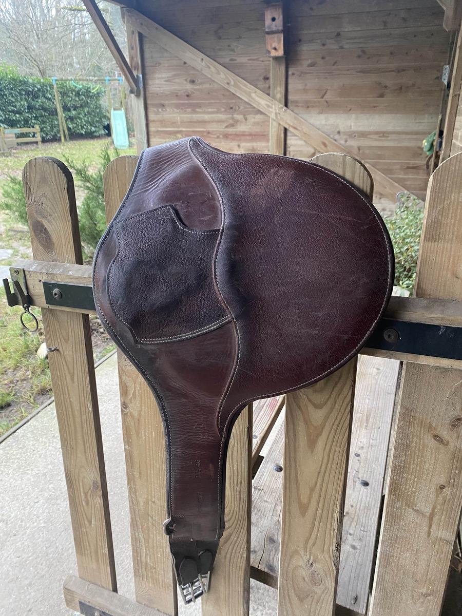 bavette marron cuir devoucoux