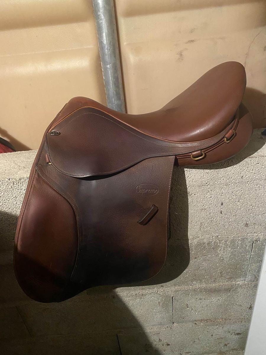 selle supreme  17 pouces bon état