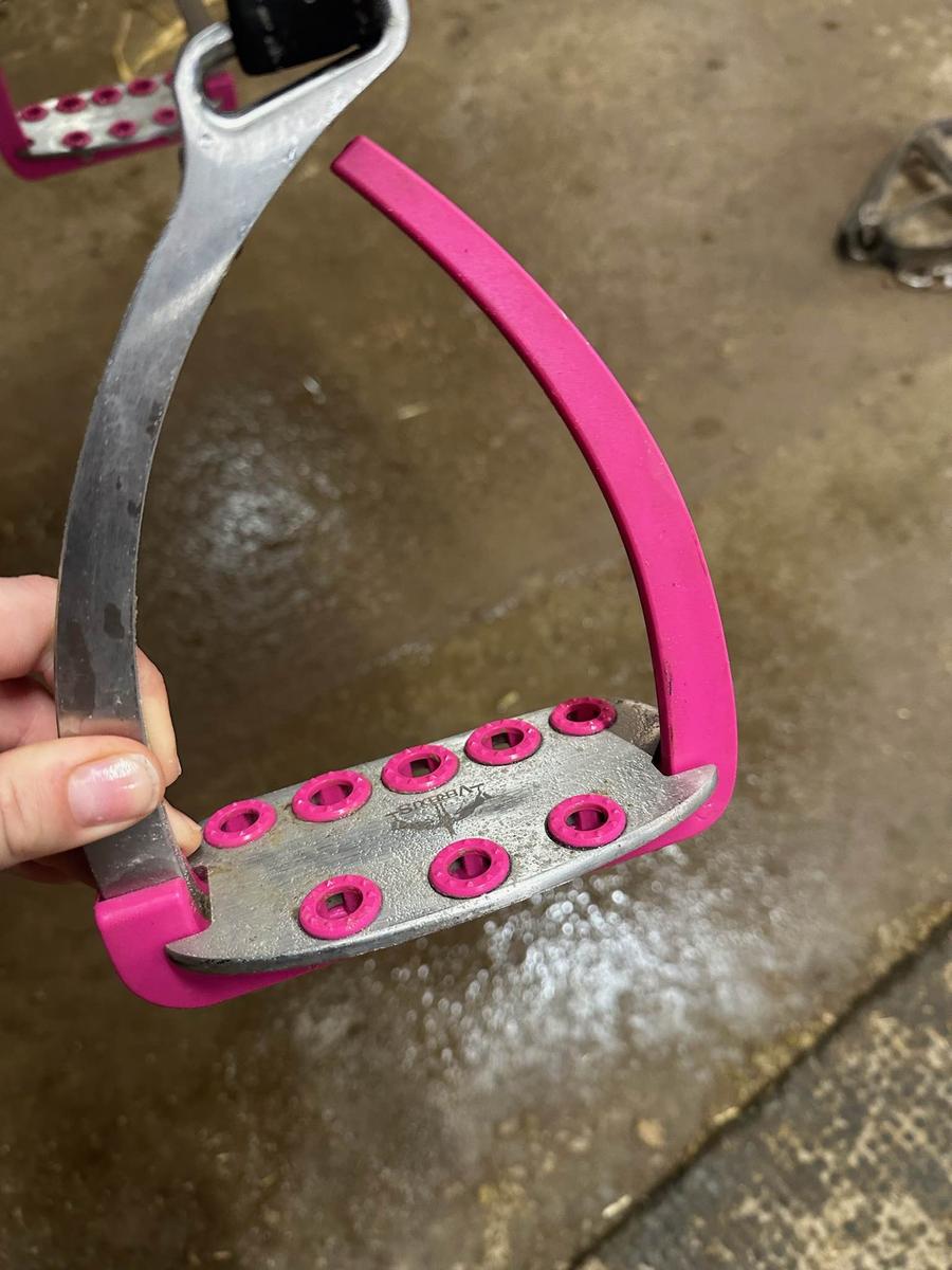 étrier veredus rose équitation