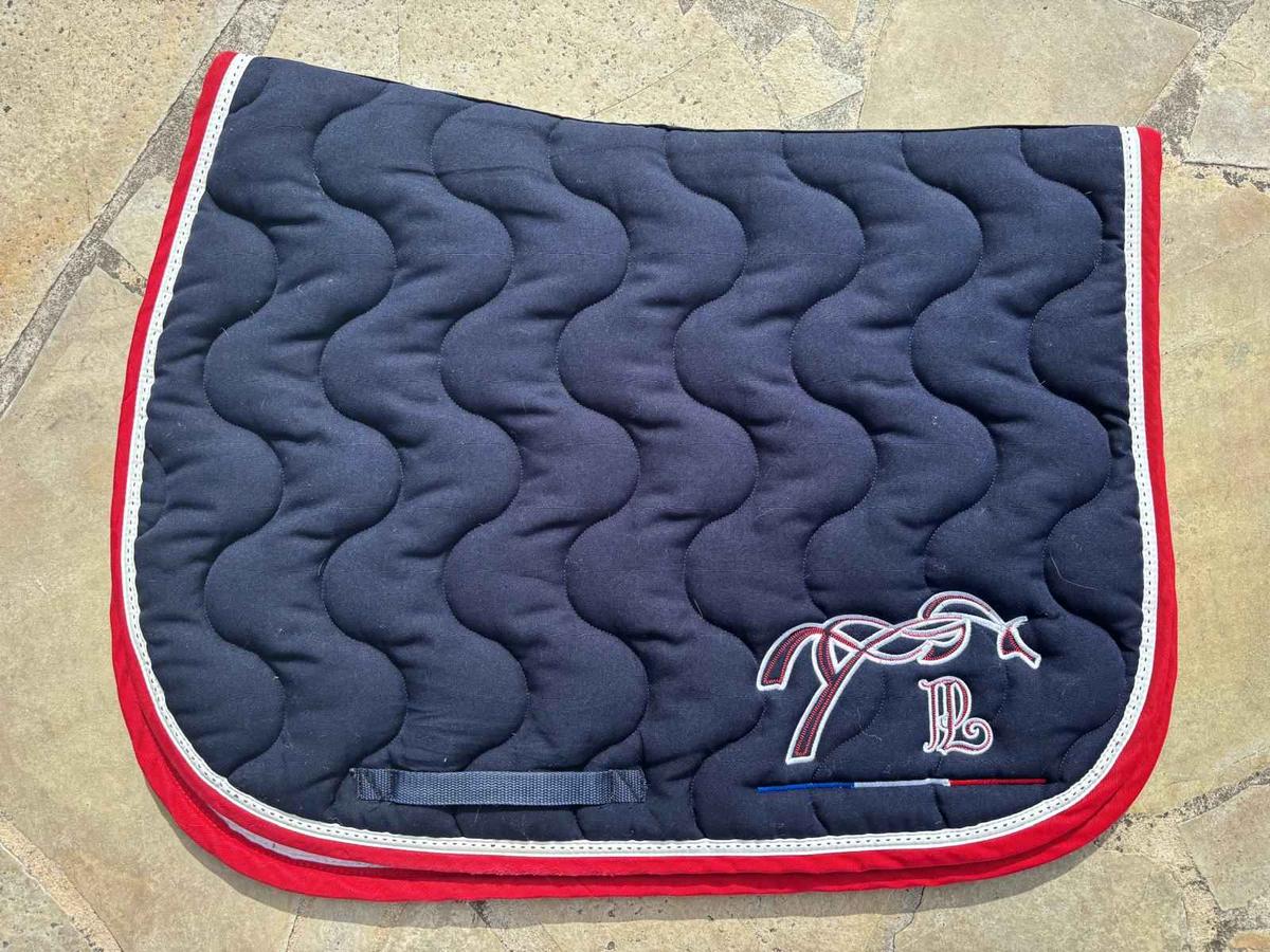 tapis de selle Penelope Leprevost bleu marine liseret rouge et blanc