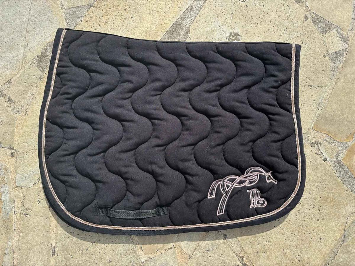 tapis de selle Point Sellier classique Penelope Leprevost noir et rose gold.