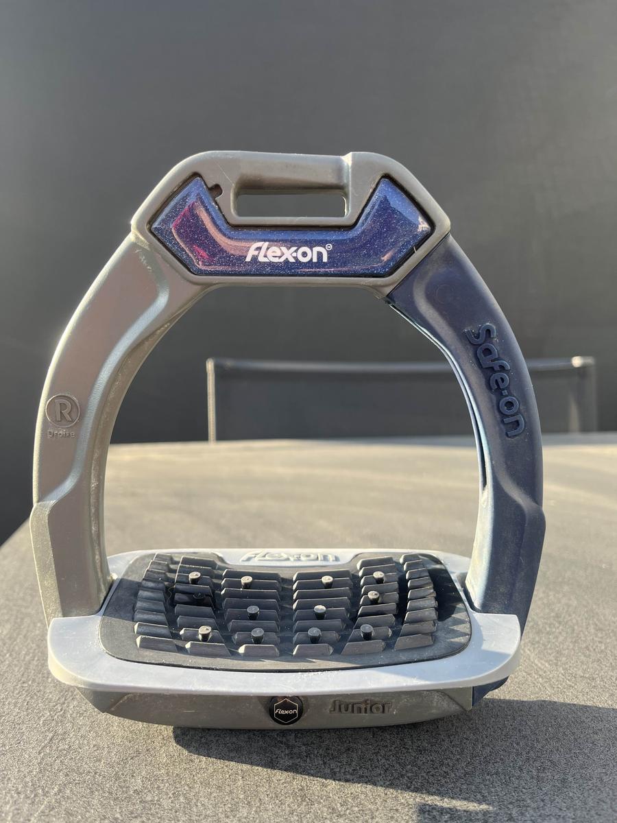 Étrier Flexon junior en excellent état avec accessoires changeables.