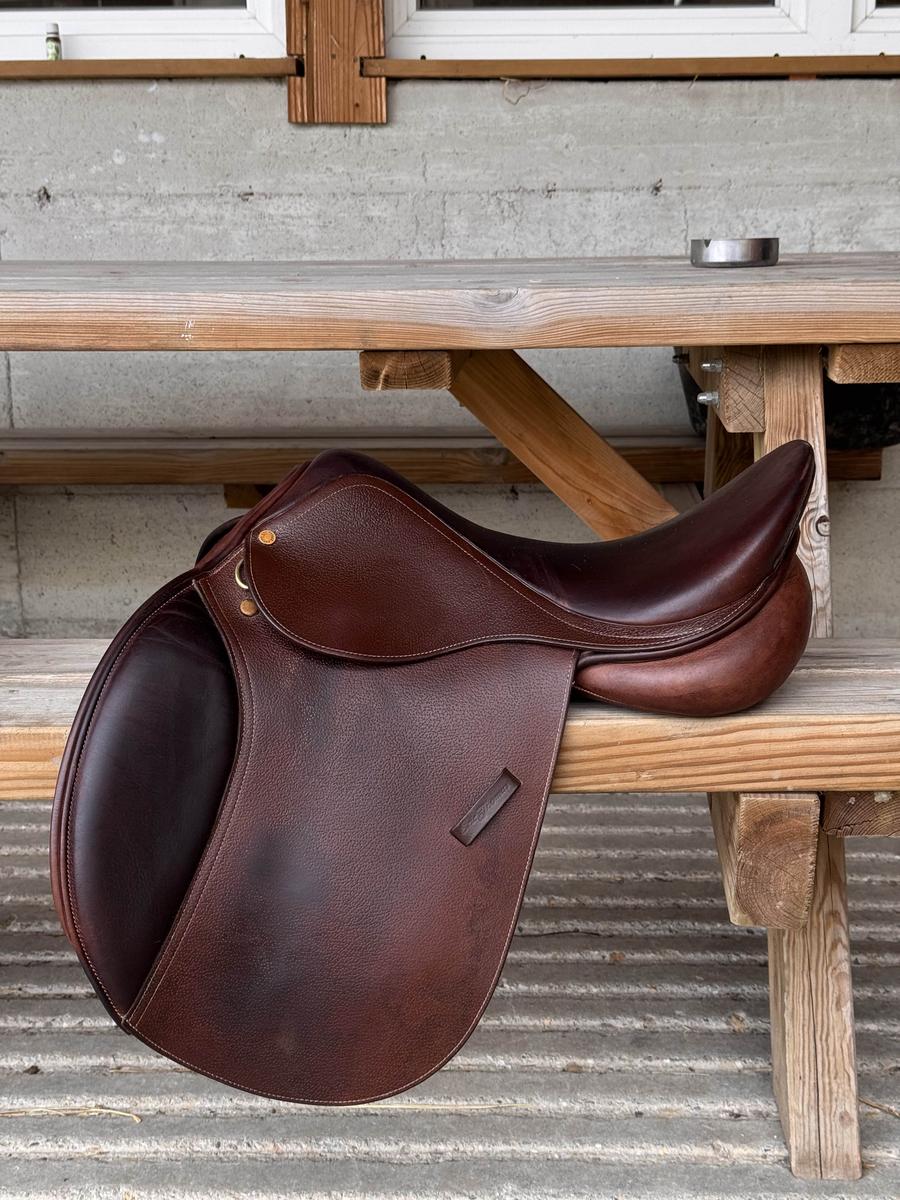 📌 À VENDRE – Selle Éric Thomas mixte 17” + sangle & étrivières