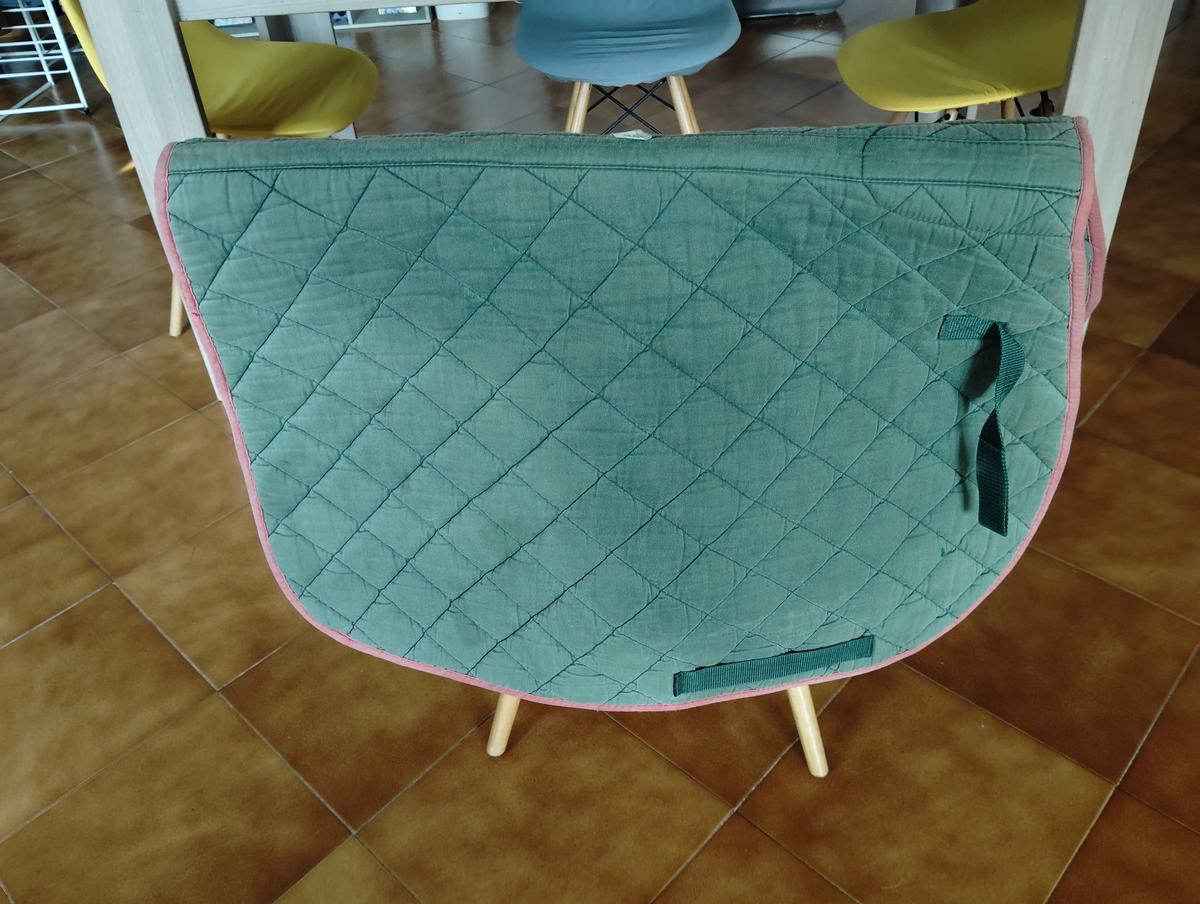 tapis vert avec contour rose