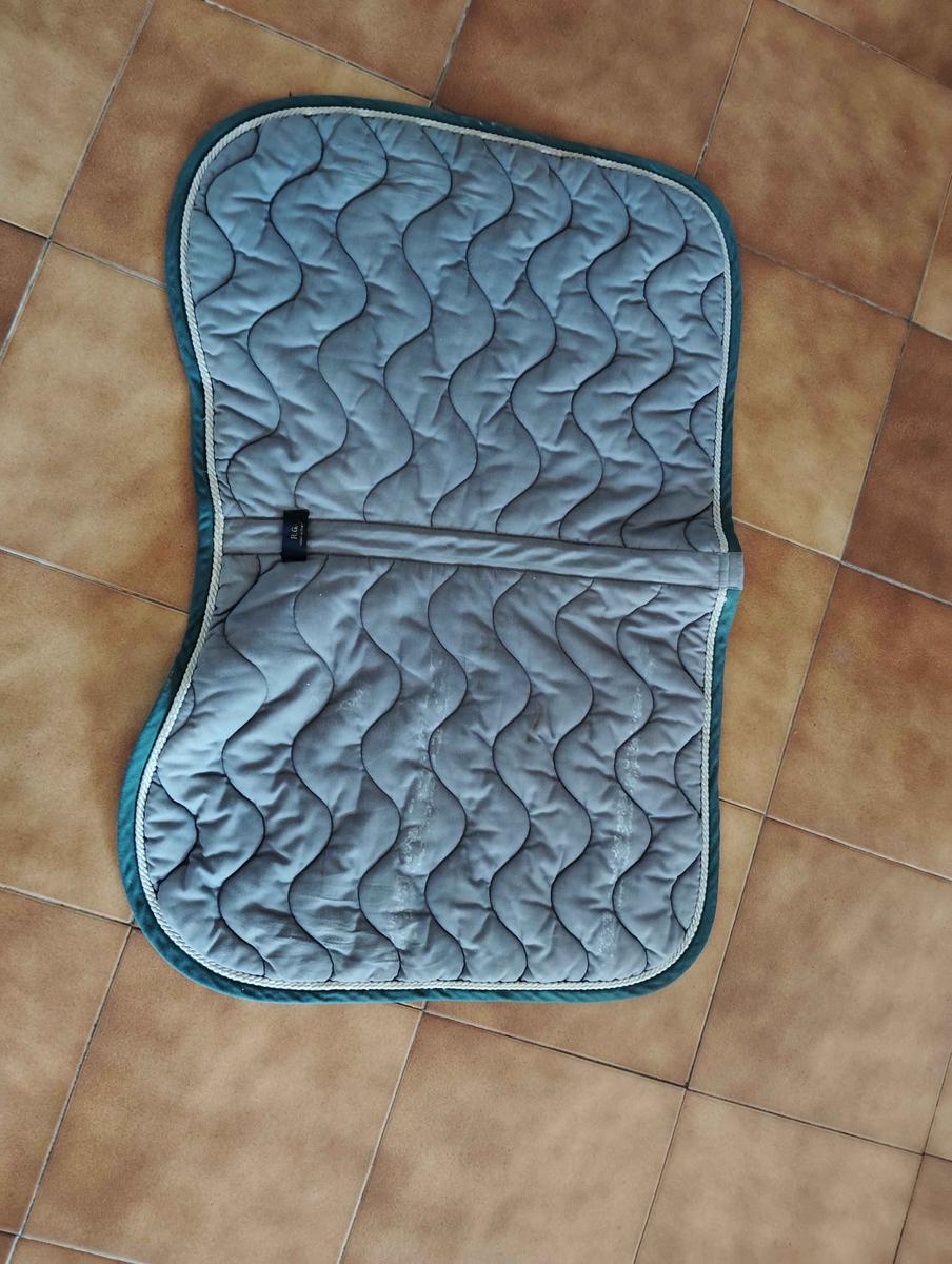 tapis gris avec contour blanc et vert