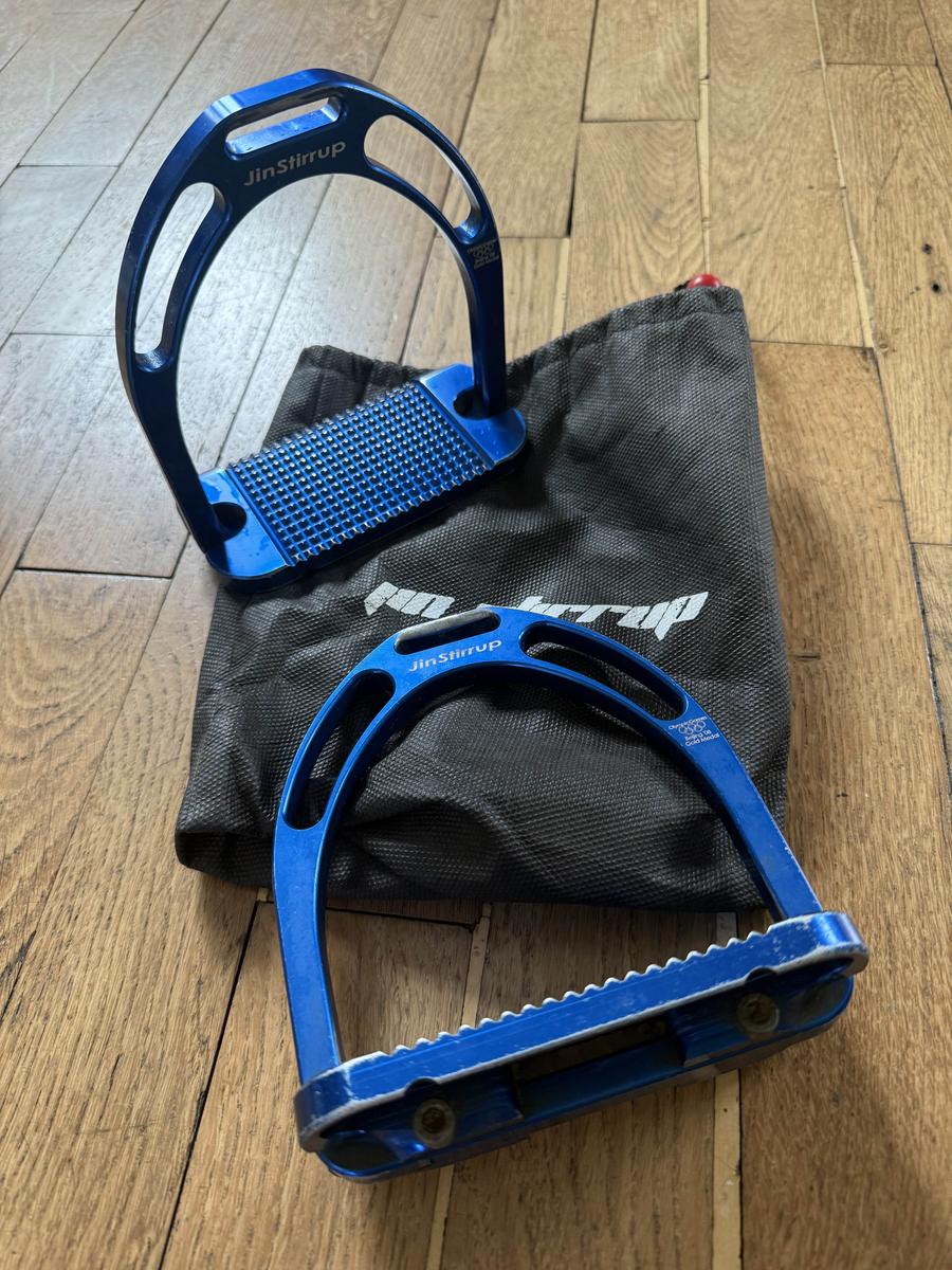 Étrier bleu jin stirrup aluminium vendu avec sa housse