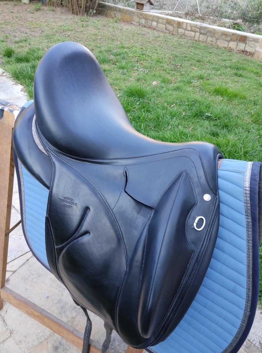 Selle de dressage devoucoux noire makila lab E de 2022, avec une bande Swarovski