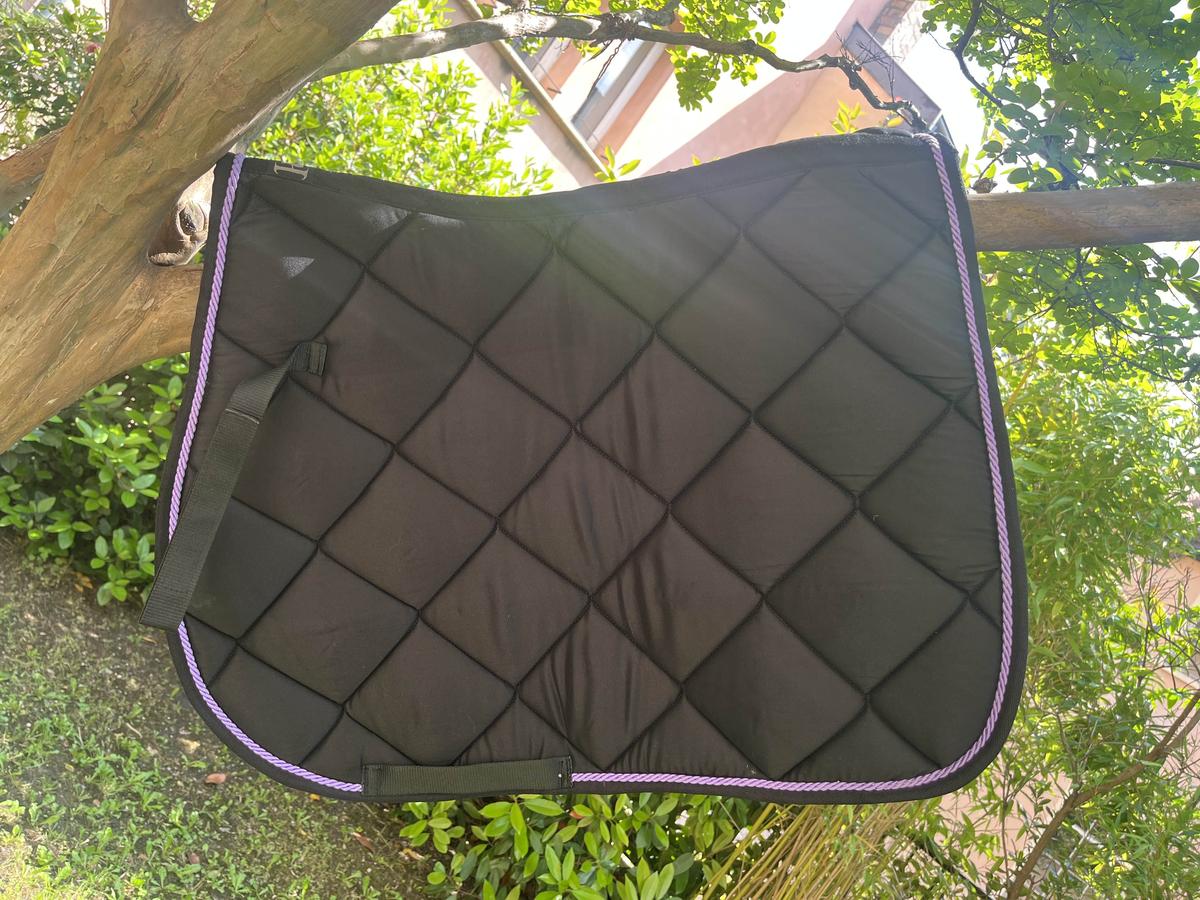 tapis noir et violet