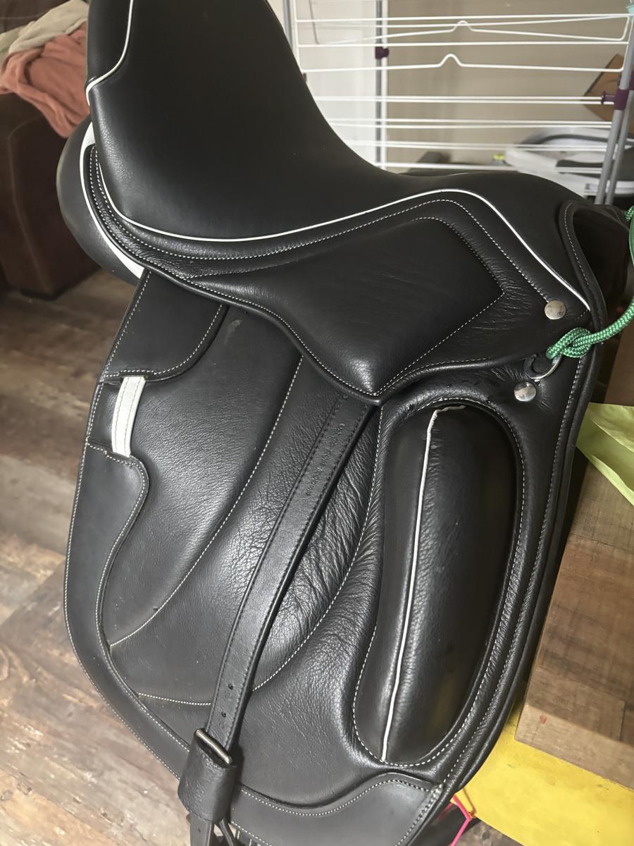 Selle dressage cuir noir