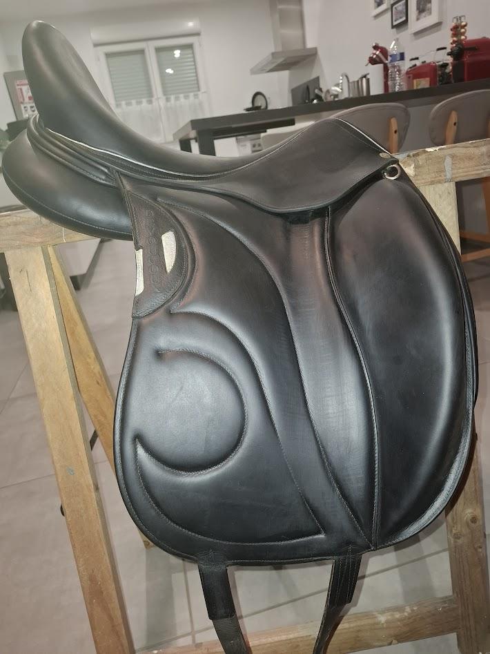Selle de dressage Devoucoux Loreak – 2017 – 17,5" / Quartiers 3A – Très bon état