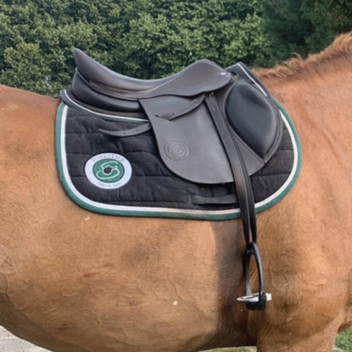 tapis forestier noir