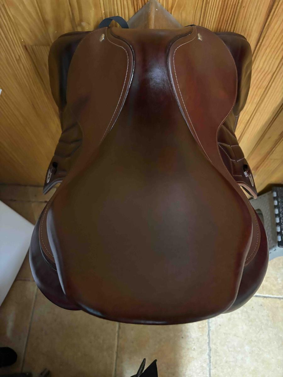 selle semi plate MEYER 2023 TAILLE 17 EN PARFAIT ÉTAT