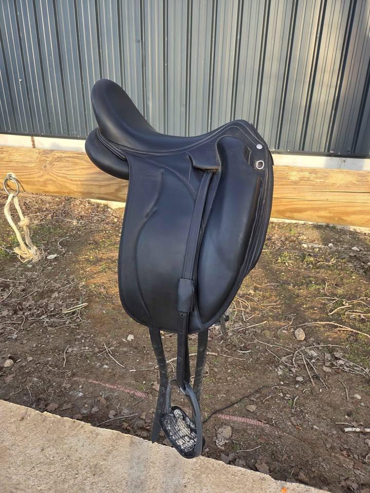 selle dressage DEVOUCOUX MAKILA LAB 17.5