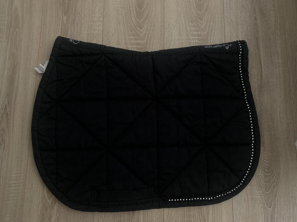 Tapis noir à strass