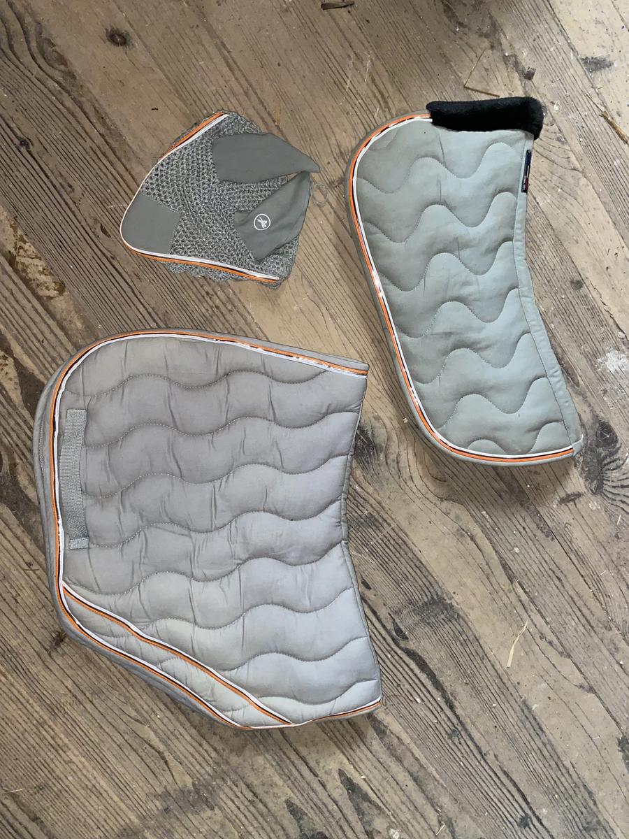 Ensemble Tapis, Amortisseur et bonnet Gris avec liseré orange