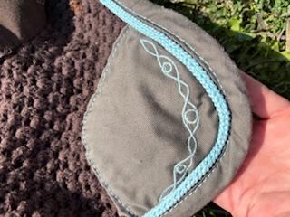 Bonnet marron et bleu