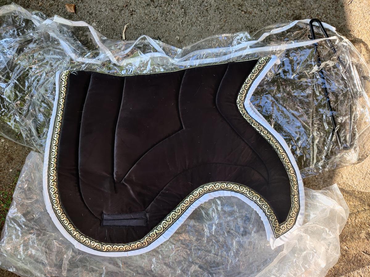 Tapis de spectacle velours noir liseré or Roc's Ann