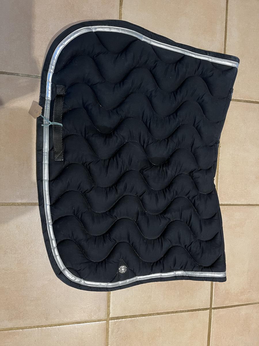 Tapis Silver Crown noir avec un bord argent