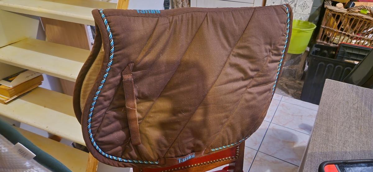 Tapis marron liseré bleu ciel