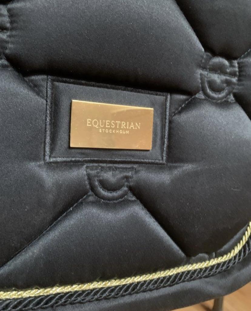 Tapis equestrian Stockholm noir et doré