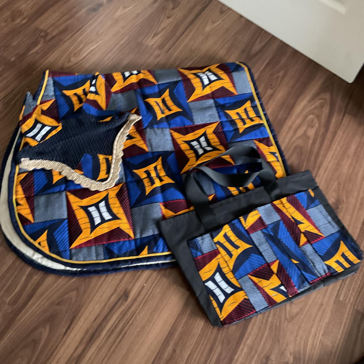 Ensemble composé d’un tapis, d’un bonnet et d’un sac de pansage